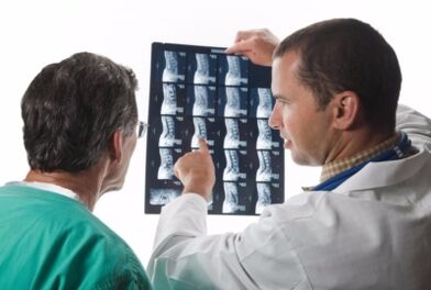 Le médecin ressemble à des images vertébrales