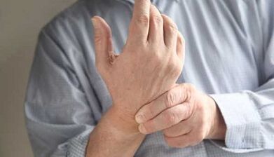 Comment être étendu par la douleur dans les articulations des doigts