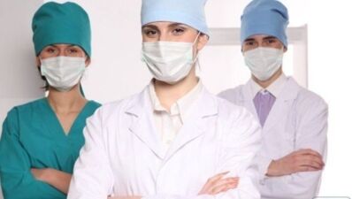 Les médecins donnent des recommandations aux patients atteints d'ostéochondrose thoracique